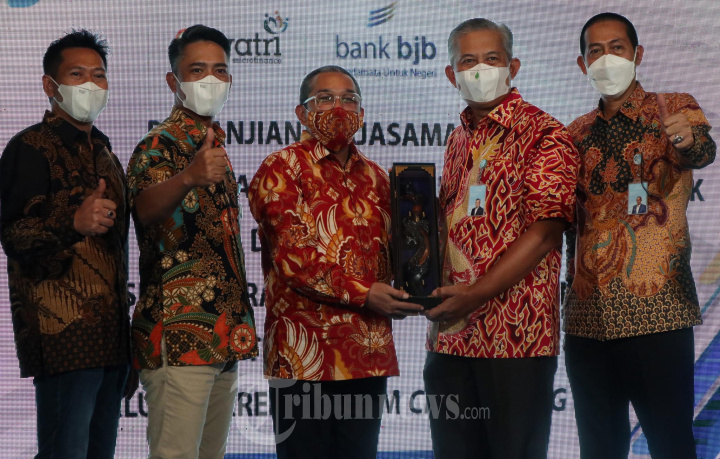 Penandatanganan PKS Penyaluran Kredit UMKM Channeling Bank BJB Dengan Gayatri Microfinance