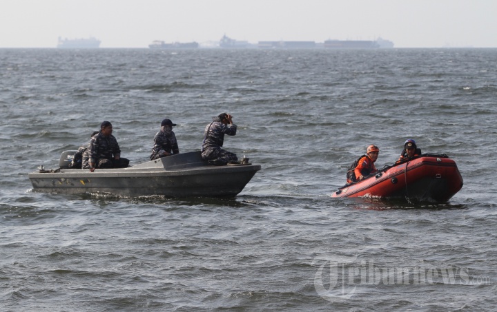 Pencarian 2 Remaja Tenggelam di Pantai Ancol