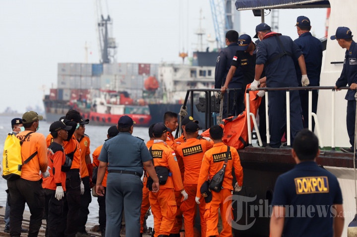 Pencarian Barang Barang Pesawat Lion Air