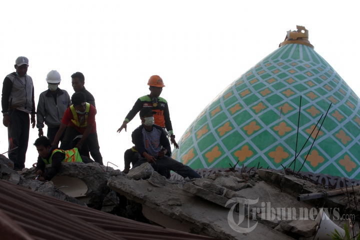 Pencarian Korban Gempa Lombok