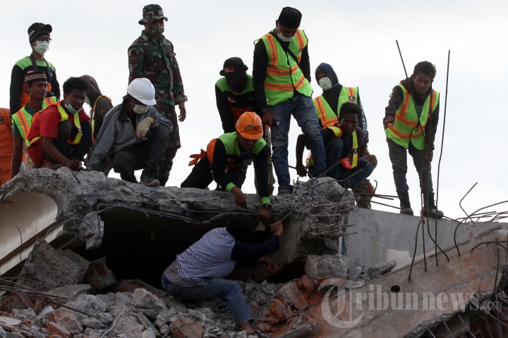 Pencarian Korban Gempa Lombok