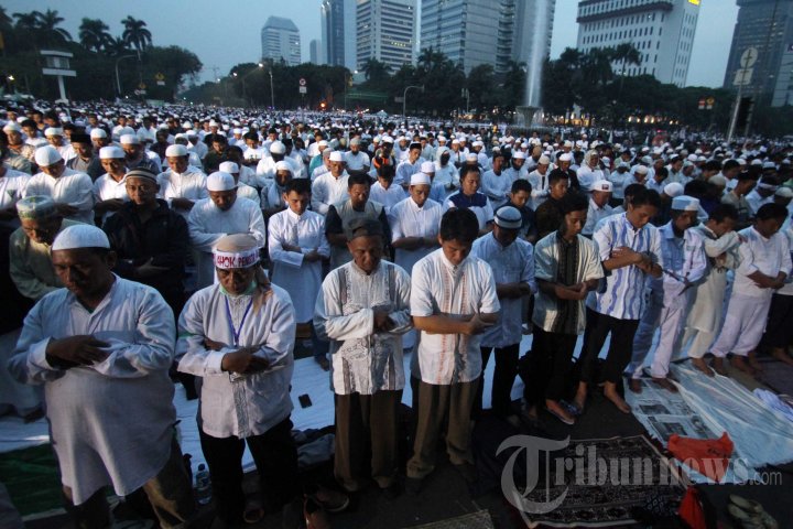 Pendemo Salat Maghrib Di Sekitar Patung Kuda