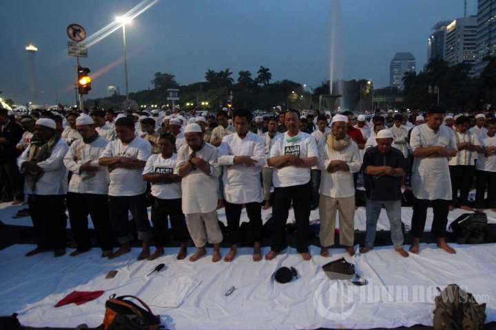 Pendemo Salat Maghrib Di Sekitar Patung Kuda