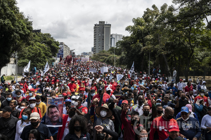 Pendukung Pemerintah dan Oposisi Venezuela Unjuk Kekuatan