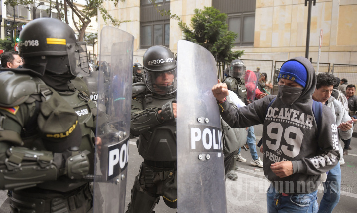 Pendukung Presiden Kolombia Bentrok dengan Polisi