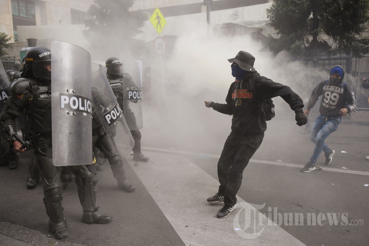 Pendukung Presiden Kolombia Bentrok dengan Polisi