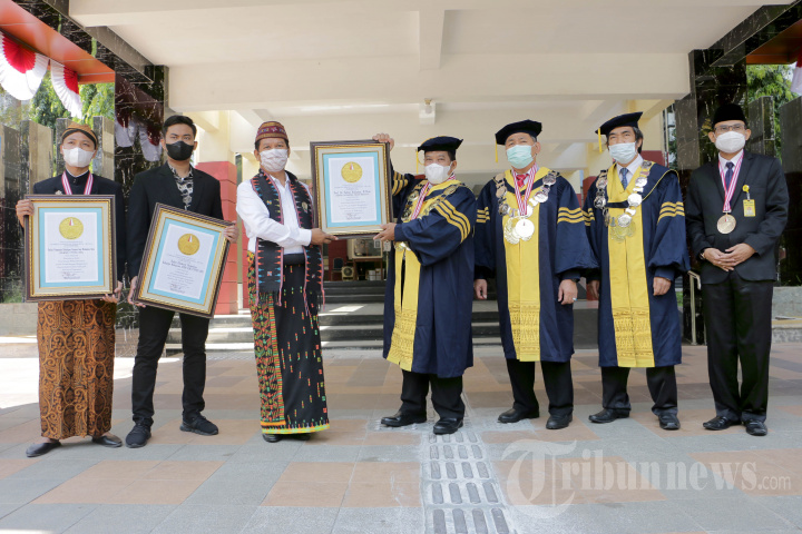 Penerimaan Mahasiswa Baru Unnes Secara Virtual dengan Pakaian Adat Daerah