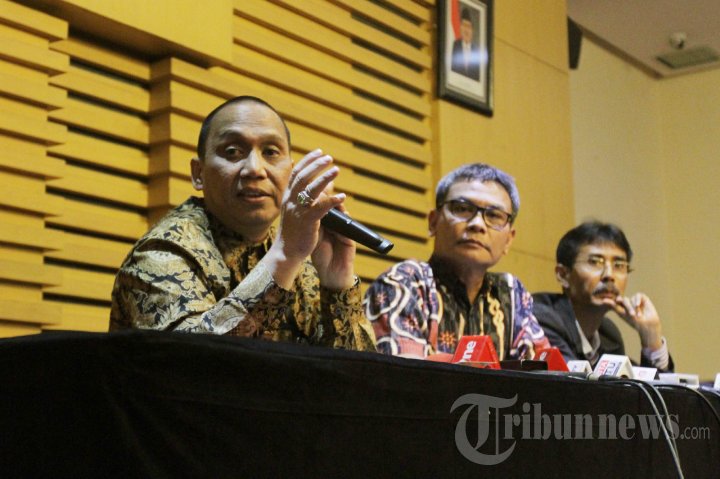 Penetapan Tersangka Gatot dan Evy