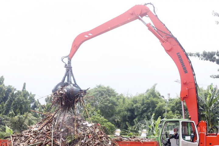 Pengangkatan Sampah di Pintu Air Manggarai
