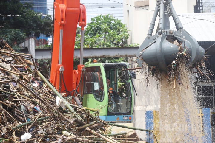 Pengangkatan Sampah di Pintu Air Manggarai