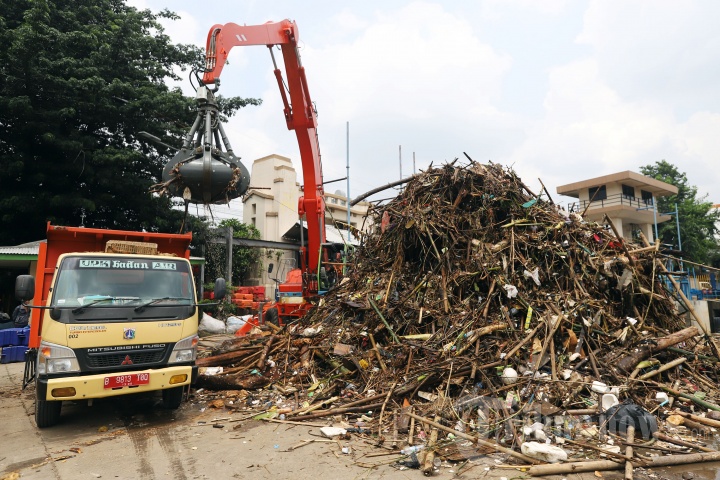 Pengangkatan Sampah di Pintu Air Manggarai
