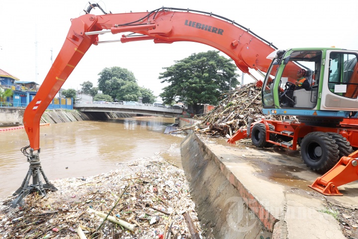 Pengangkatan Sampah di Pintu Air Manggarai