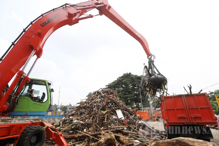 Pengangkatan Sampah di Pintu Air Manggarai
