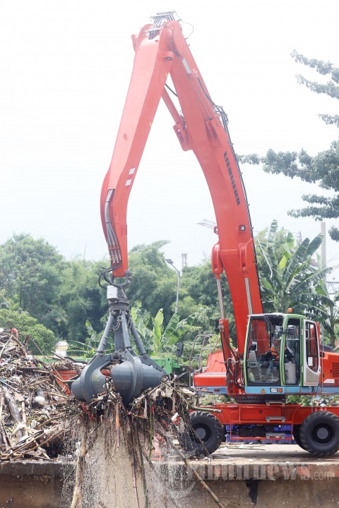 Pengangkatan Sampah di Pintu Air Manggarai