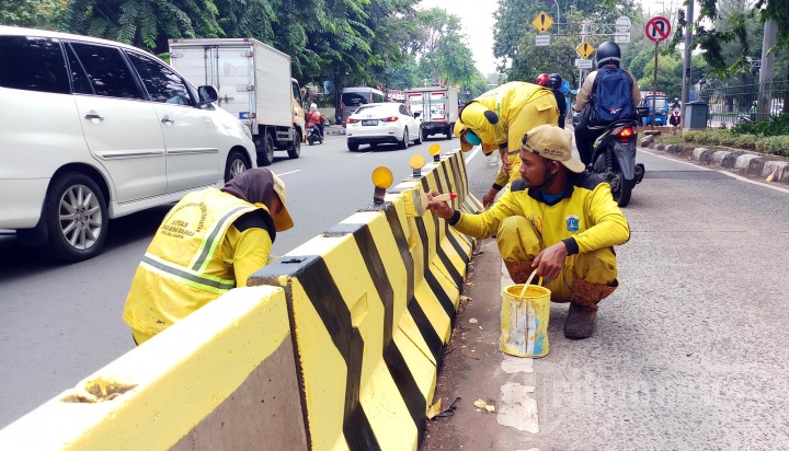 Pengecatan Beton Pemisah Jalan Cegah Kecelakaan