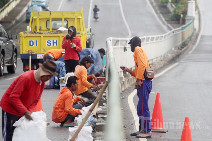 Pengecatan Pembatas Jalan