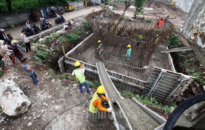 Pengecoran Tiang Perlintasan Kereta Api Cepat Bandung-Jakarta