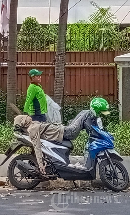 Pengemudi Ojek Online Asilnya Tidur di Atas Motor