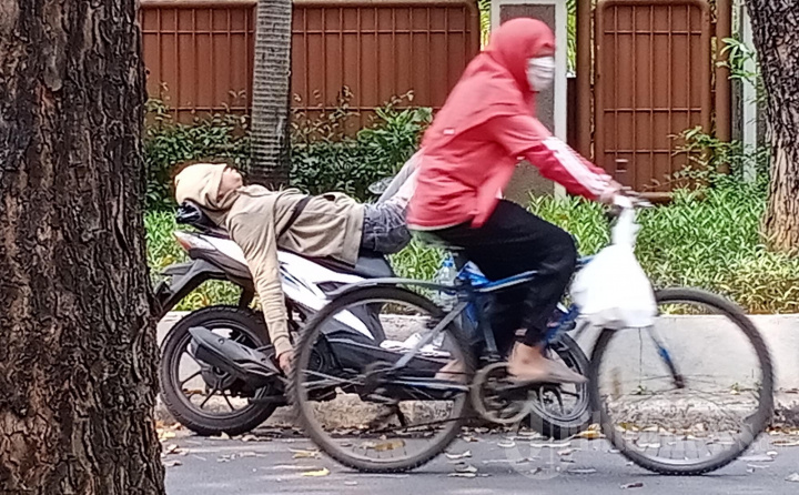 Pengemudi Ojek Online Asilnya Tidur di Atas Motor