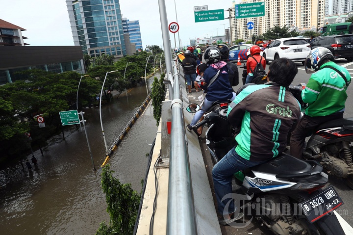 Pengendara Motor Masuk Jalan Tol Hindari Banjir