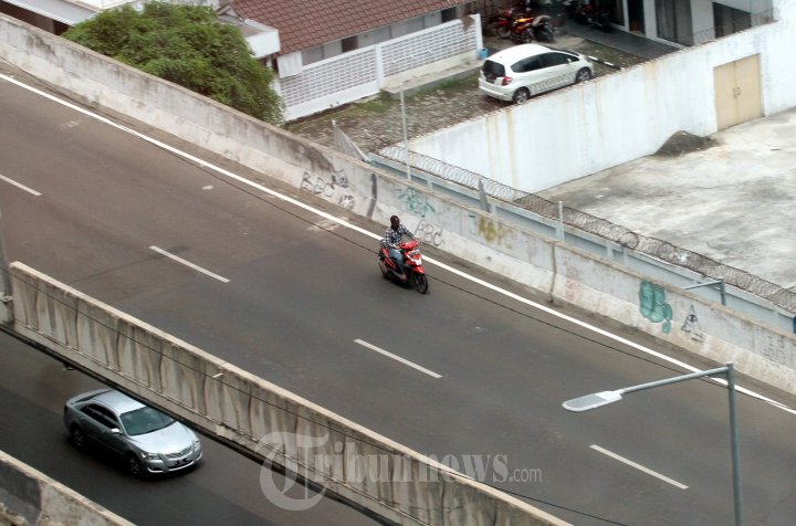Pengendara Motor Nekat Melintasi Jalan Layang Non Tol
