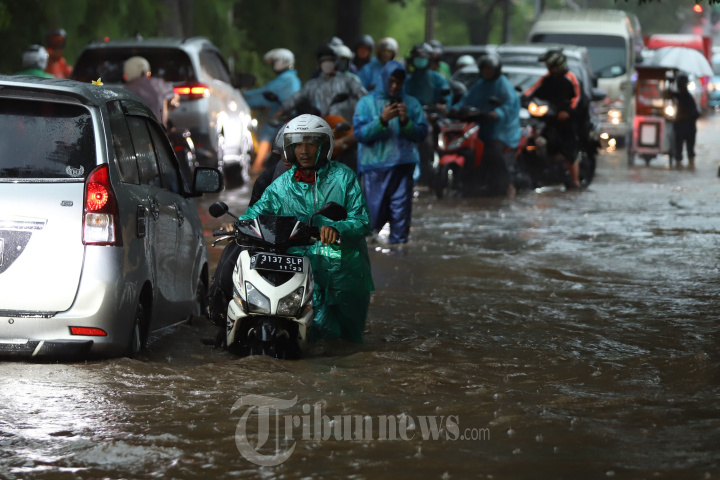 Pengendara Motor Terjebak Bajir di Kawasan Benda Bawah