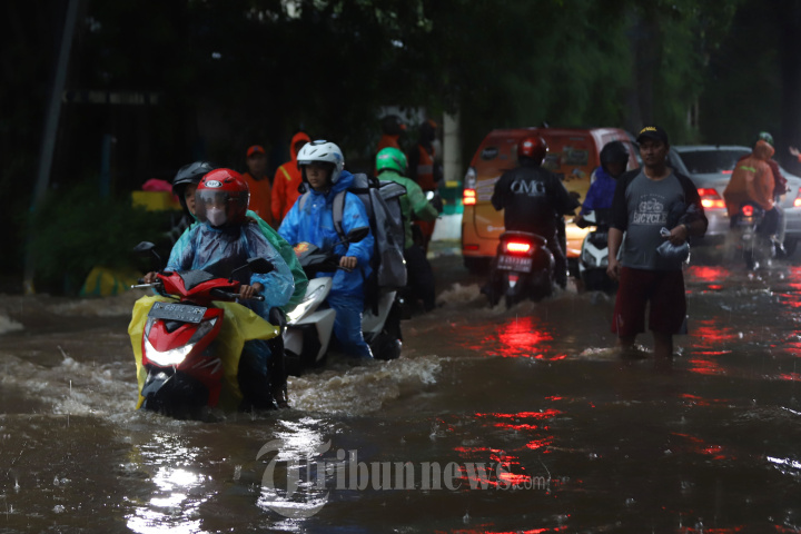 Pengendara Motor Terjebak Bajir di Kawasan Benda Bawah