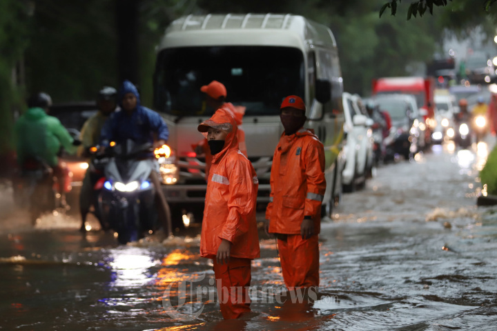 Pengendara Motor Terjebak Bajir di Kawasan Benda Bawah