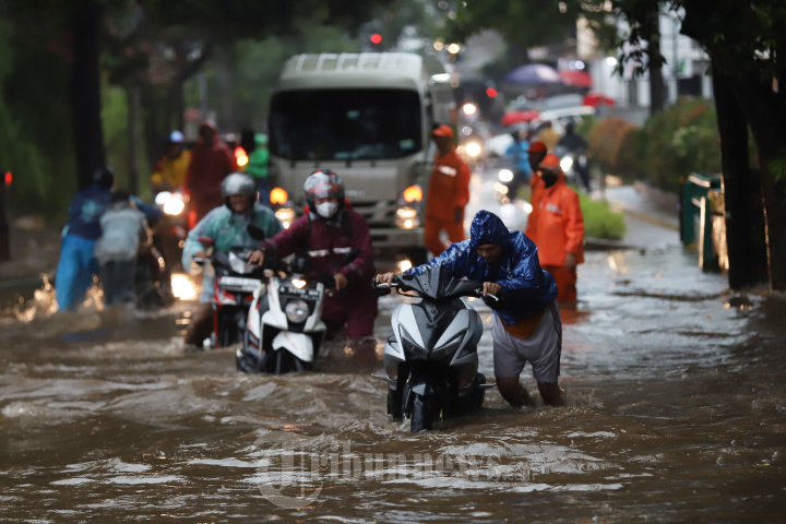 Pengendara Motor Terjebak Bajir di Kawasan Benda Bawah