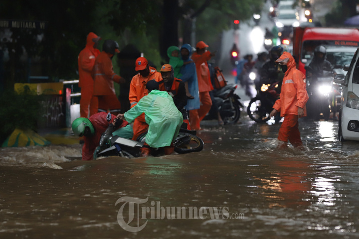 Pengendara Motor Terjebak Bajir di Kawasan Benda Bawah