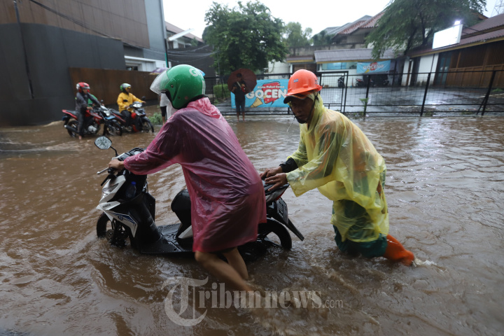 Pengendara Motor Terjebak Bajir di Kawasan Benda Bawah