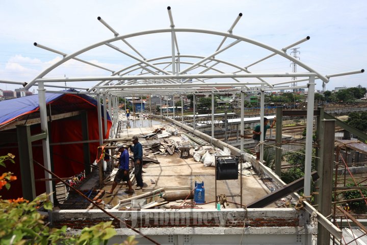 Pengerjaan JPO Stasiun Tanah Abang