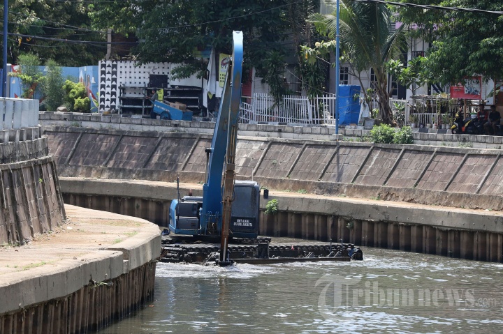 Pengerukan Aliran Kali Ciliwung