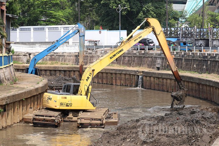 Pengerukan Lumpur di Kali Ciliwung