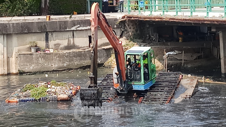 Pengerukan Lumpur Kali Mookervart Jakarta