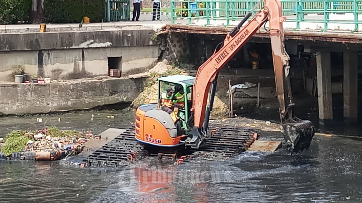 Pengerukan Lumpur Kali Mookervart Jakarta