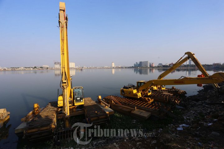 Pengerukan Waduk Pluit Dengan Alat Berat