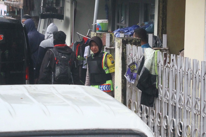 Penggeledahan Rumah Terduga Jaringan Teroris di Malang