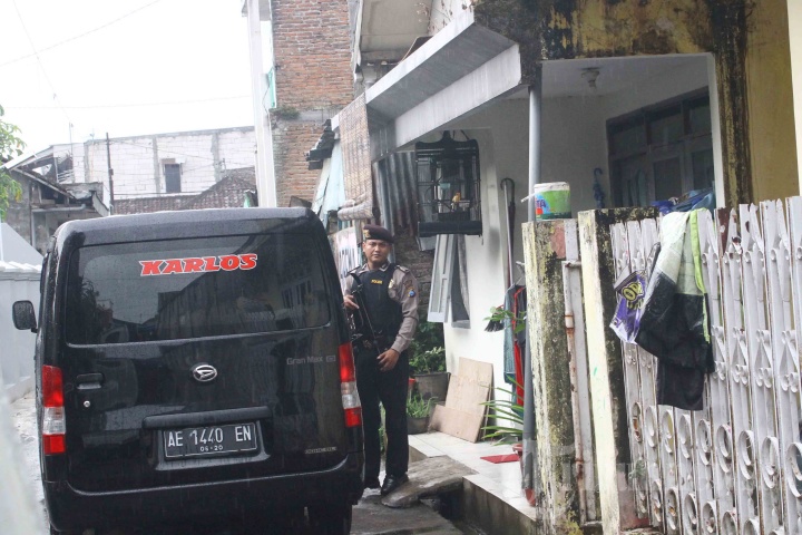 Penggeledahan Rumah Terduga Jaringan Teroris di Malang