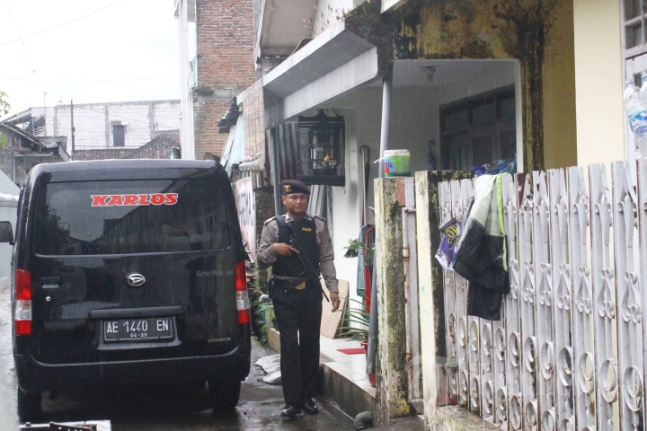 Penggeledahan Rumah Terduga Jaringan Teroris di Malang