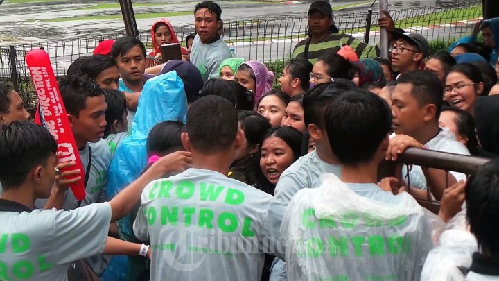 Penggemar One Direction Banyak Pingsan