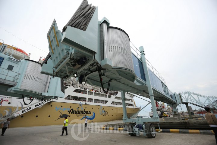Pengoperasian Garbarata di Pelabuhan Belawan Medan