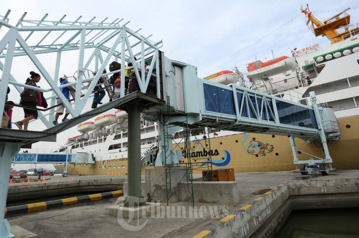 Pengoperasian Garbarata di Pelabuhan Belawan Medan