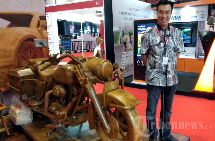 Pengrajin Kayu Otomotif di IIMS