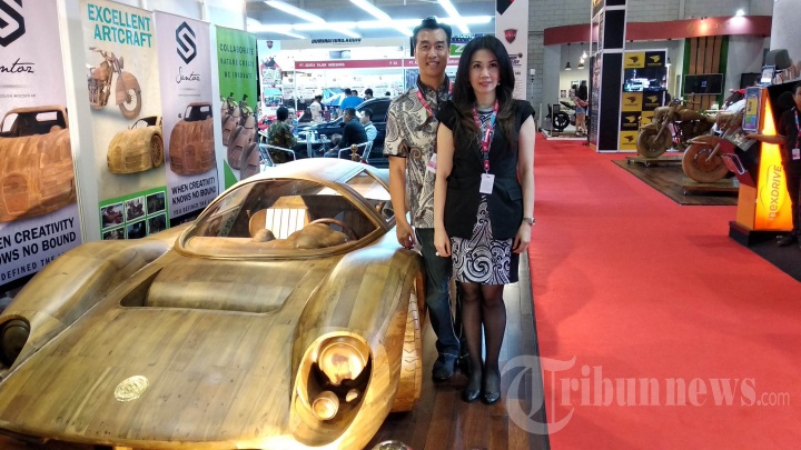 Pengrajin Kayu Otomotif di IIMS