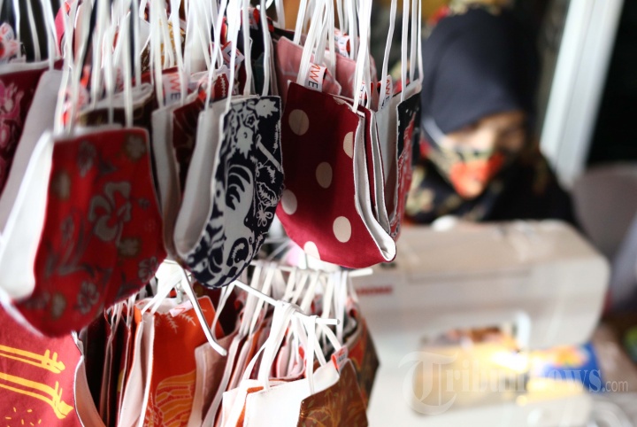 Pengrajin Masker Batik di Butik Elemwe
