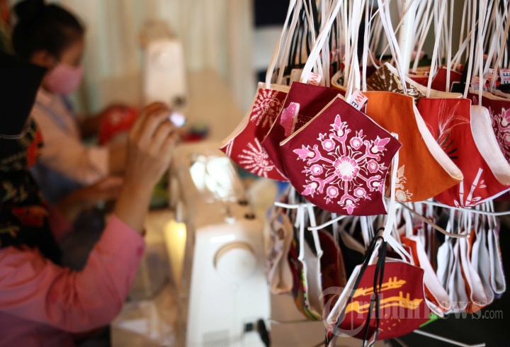 Pengrajin Masker Batik di Butik Elemwe