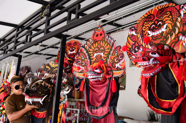 Pengrajin Topeng Rampak Barong Alat Kesenian Tradisional Malang