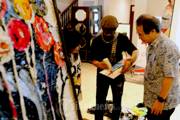 Pengrajin UMKM Dwiyono Membuat Lukisan Dari Limbah Plastik