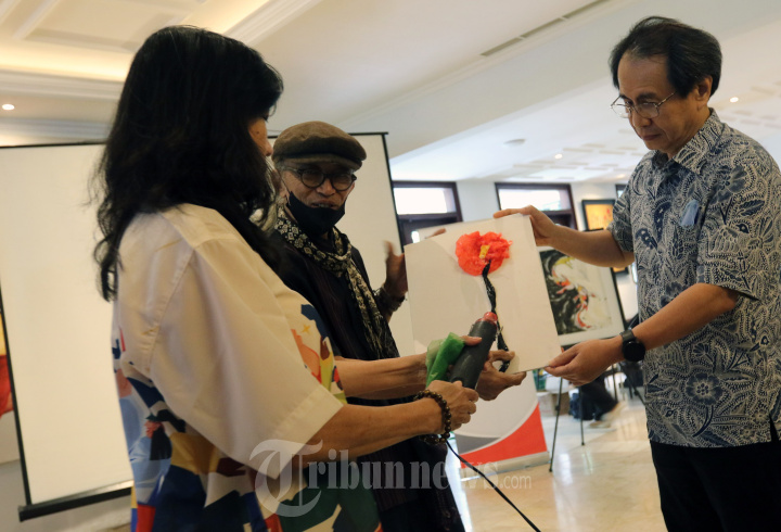 Pengrajin UMKM Dwiyono Membuat Lukisan Dari Limbah Plastik